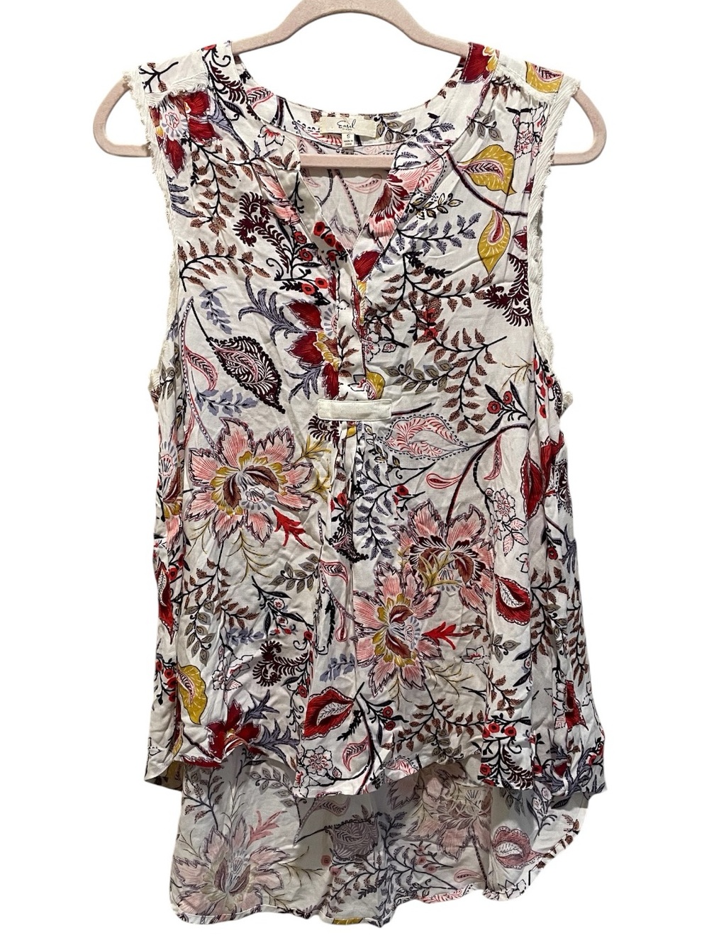 Easel floral sleeveless high-low blouse. V-neck. Size S